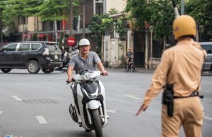 Ai đang bán bảo hiểm xe máy?