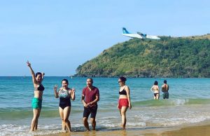 Nơi máy bay hạ cánh sát đầu du khách