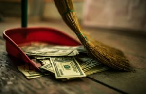 Tiền mua được kính Rayban nhưng không mua được tầm nhìn, mua được đồng hồ Rolex nhưng không mua được thời gian