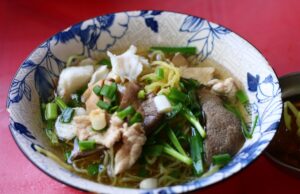 Hủ tíu mì cá cật thấm đẫm như tuổi quán hơn bảy chục năm