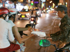 Hai vợ chồng lặng thầm chở gạo tặng người nghèo bên đường đêm Sài Gòn