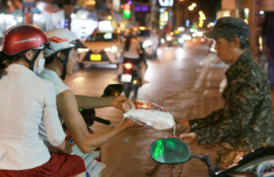 Hai vợ chồng lặng thầm chở gạo tặng người nghèo bên đường đêm Sài Gòn