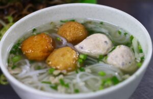 Bún mọc thanh lành đắt khách bên hông chợ Bến Thành