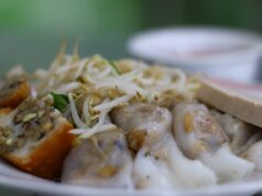 Chấm thấm đẫm nước mắm miếng bánh cuốn hơn 60 năm khu Đa Kao